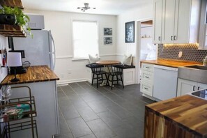 Private kitchen - Cozy Donelson Cottage (Nashville)