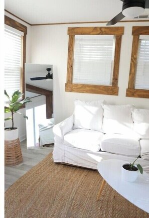 Interior - Cozy Donelson Cottage (Nashville)