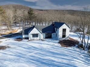 Exterior - Newly Constructed Modern Farmhouse -- 4 BR / 4.5 Baths, High-end Furnishings! (Windham)
