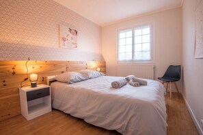 5 chambres, fer et planche à repasser, lit de bébé portatif