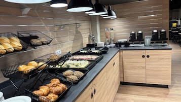 Café da manhã self-service todos os dias (EUR 8.90 por pessoa)