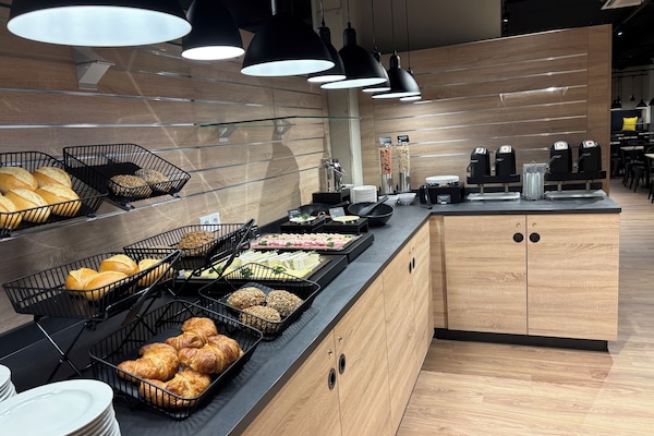 Sarapan layan diri setiap hari (EUR 8.90 seorang)