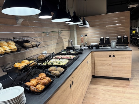 Desayuno de autoservicio diario (EUR 8.90 por persona)