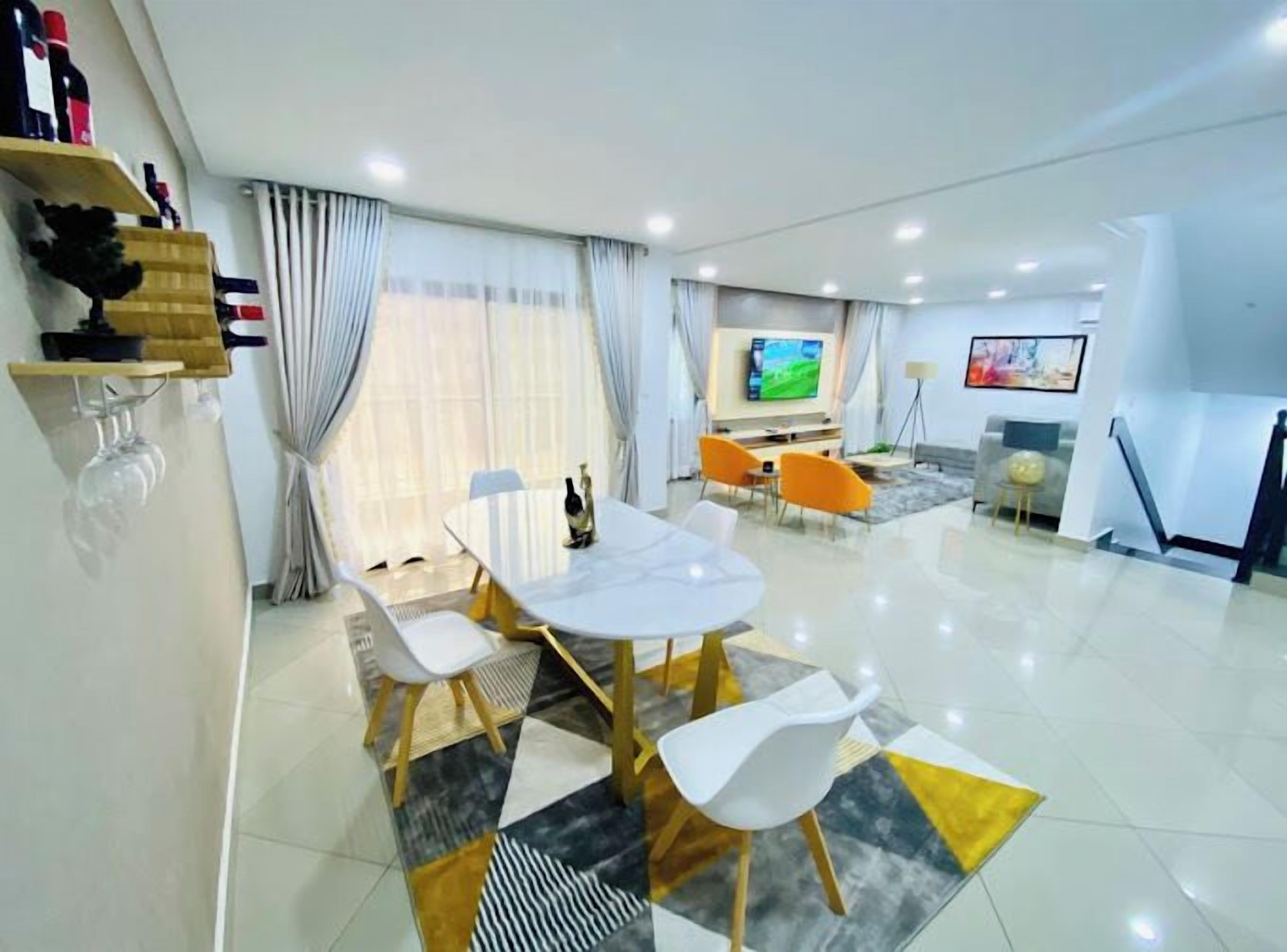Departamento familiar, balcón, vista a la ciudad | Área de sala de estar
