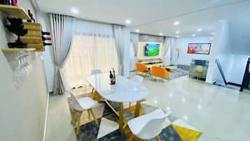 Departamento familiar, balcón, vista a la ciudad | Área de sala de estar