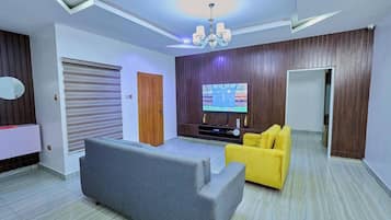 Perhehuoneisto, parveke, kaupunkinäköala | Oleskelualue