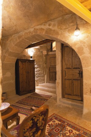 مكتب ومساحة عمل للكمبيوتر المحمول وواي فاي مجانًا