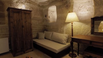 Superior Cave Room | Living area