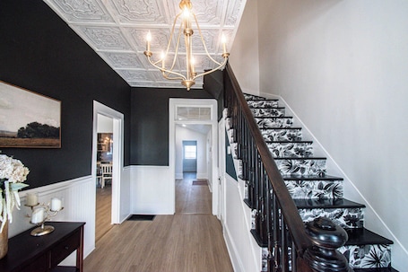 Interior. LULU Street Retreat-Historic Home in Brooksville
12 miles from Cabot Farms Golf