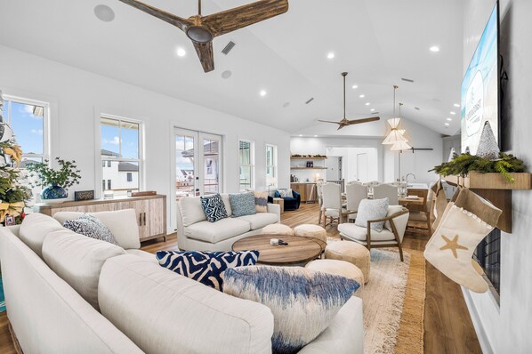 تلفزيون، مدفأة، مكتب