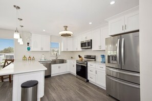 Fridge, microwave, oven, stovetop - ☀️Private Saltwater Pool - Pet Friendly - 7BR Santini House☀️ (Fort Myers Beach)