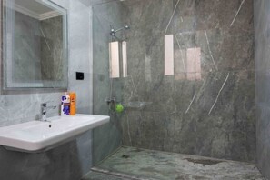 Douche, sĂšche-cheveux, bidet, serviettes fournies