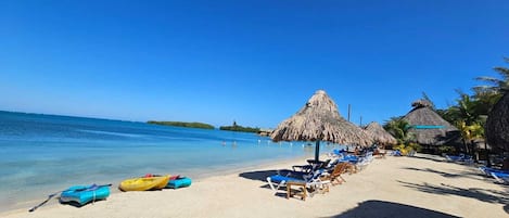 Privéstrand vlakbij, wit zand, 2 strandbars