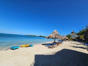 Pantai pribadi di sekitar, pasir putih, dan 2 bar pantai