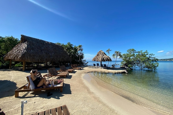 Playa privada en los alrededores, arena blanca, 2 bares en la playa