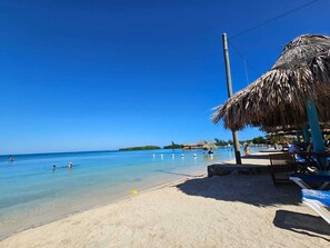 Privat strand i nærheten, hvit sand og 2 strandbarer