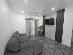 Rumah Keluarga, pemandangan teluk | Area keluarga | Smart TV 42-inci dengan saluran TV digital dan monitor komputer