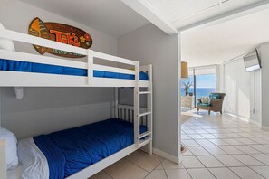Dormitorio con literas y vistas al exterior.