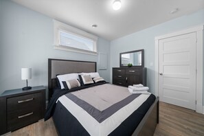 2 bedrooms, desk, iron/ironing board, travel cot - The Harlequin - 20 Summer Village (Prince Edward)