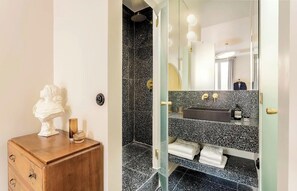 Shower, hair dryer, towels, soap - NEAR TO PARISIAN LANDMARKS,@LES HALLES, PALAIS-ROYAL, OPÉRA GARNIER &  LOUVRE (Paris)