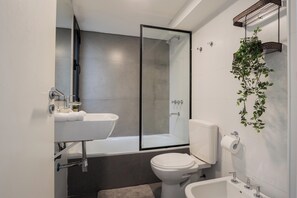 Lejlighed | Badeværelse | Gratis toiletartikler, hårtørrer, håndklæder, Sæbe