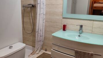 Chuveiro, secador de cabelo, toalhas de banho, sabonete