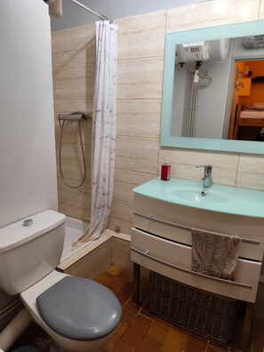 Shower, hair dryer, towels, soap - Loue pour vacances toutes saisons studio 4 personnes située à Saint Cyr sur Mer (Saint-Cyr-sur-Mer)