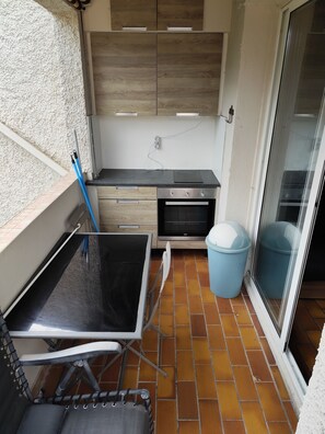 Outdoor dining - Loue pour vacances toutes saisons studio 4 personnes située à Saint Cyr sur Mer (Saint-Cyr-sur-Mer)