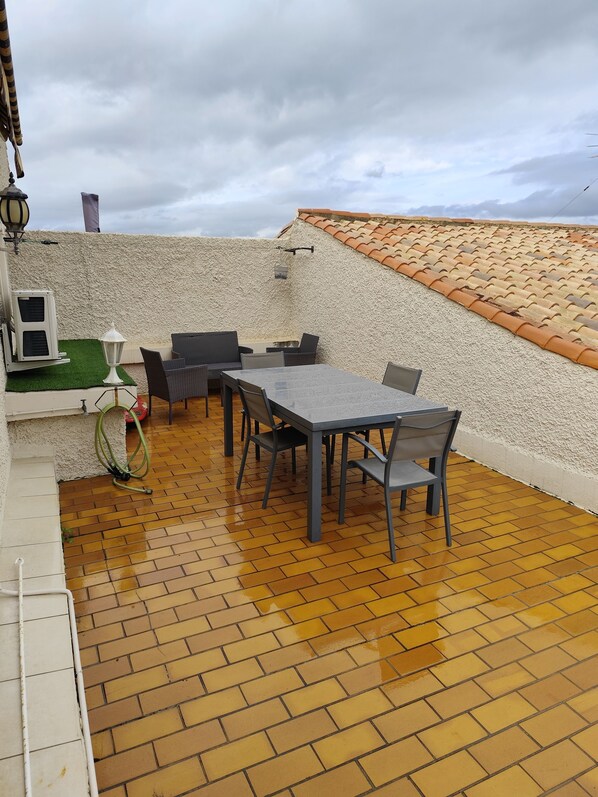 Outdoor dining - Loue pour vacances toutes saisons studio 4 personnes située à Saint Cyr sur Mer (Saint-Cyr-sur-Mer)