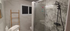 Shower, towels, toilet paper - Studio with pool, refurbished, ideally located (Le Diamant)