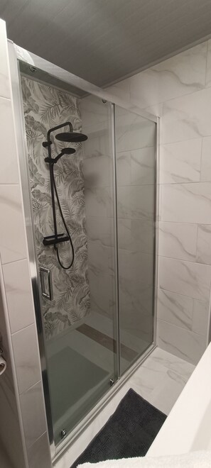 Shower, towels, toilet paper - Studio with pool, refurbished, ideally located (Le Diamant)