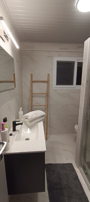 Dusj, håndklær, såpe og toalettpapir