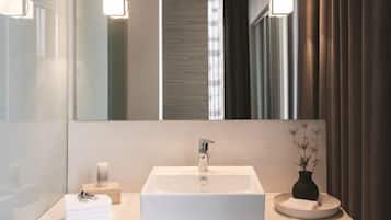 Luksus-lejlighed - byudsigt | Badeværelse | Bruser, gratis toiletartikler, hårtørrer, håndklæder