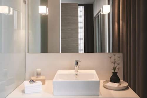 Luxury Apartment, City View | Bathroom | Shower, free toiletries, hair dryer, towels