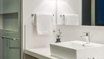 Luksus-lejlighed - byudsigt | Badeværelse | Bruser, gratis toiletartikler, hårtørrer, håndklæder