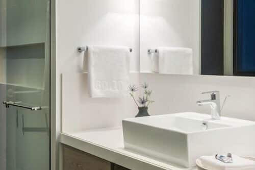 Luxury Apartment, City View | Bathroom | Shower, free toiletries, hair dryer, towels