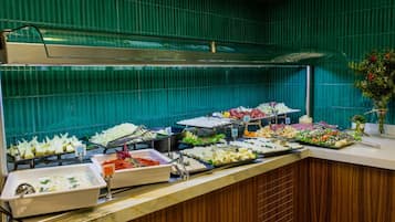 Petit déjeuner buffet servi en supplément les week-ends