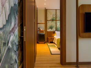 1 habitación, caja de seguridad en la habitación y escritorio 