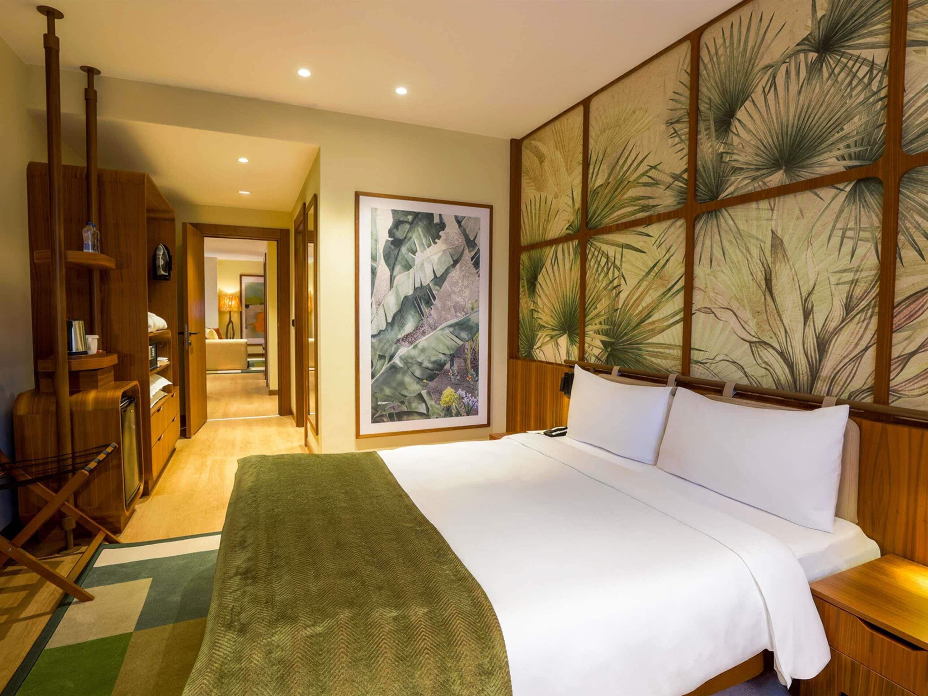 Cofres nos quartos, escrivaninha, cortinas blackout