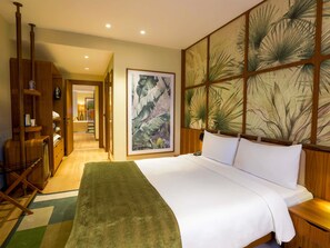 Safe på rommet, skrivebord, blendingsgardiner og lydisolert