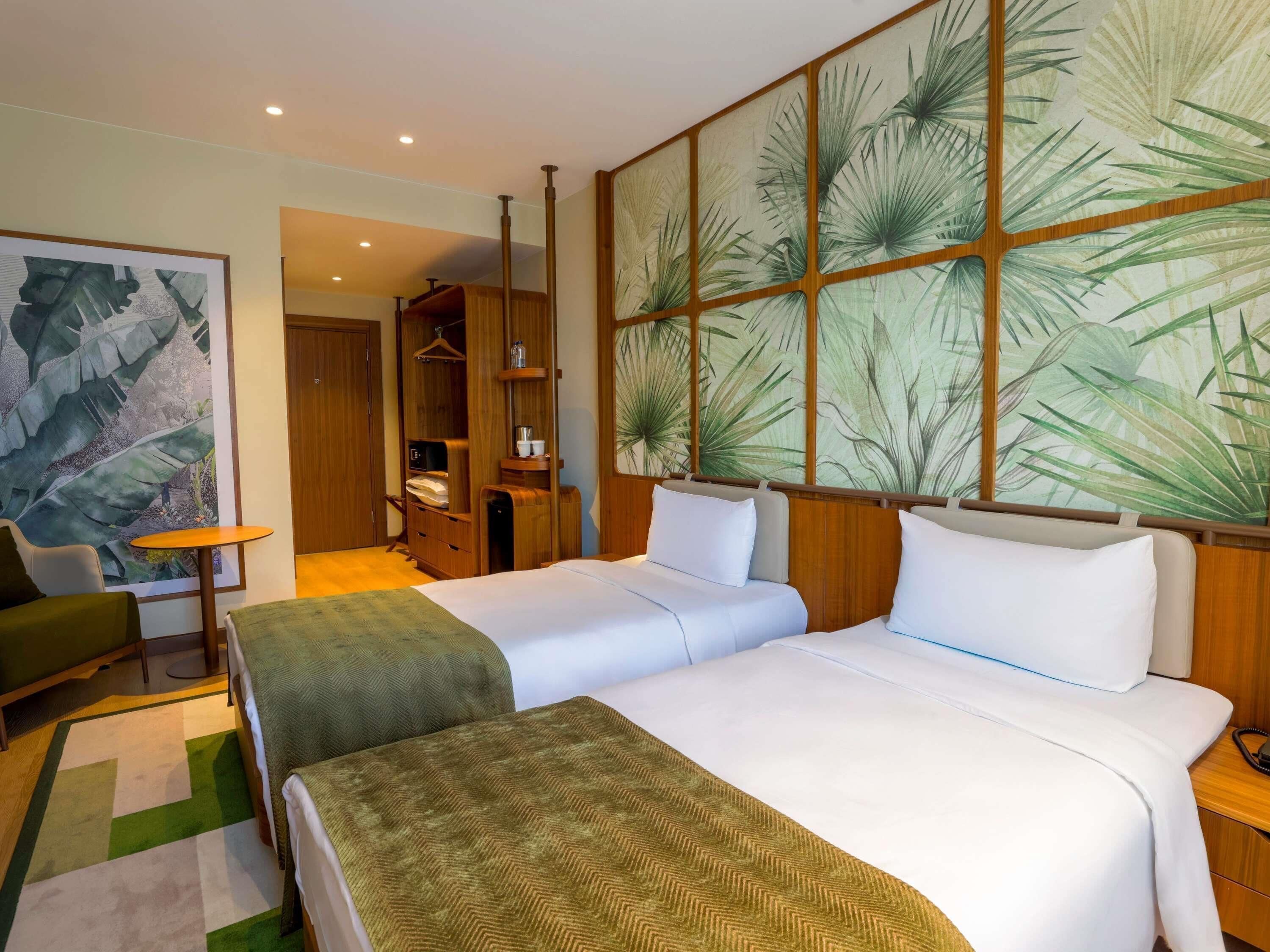 Cofres nos quartos, escrivaninha, cortinas blackout