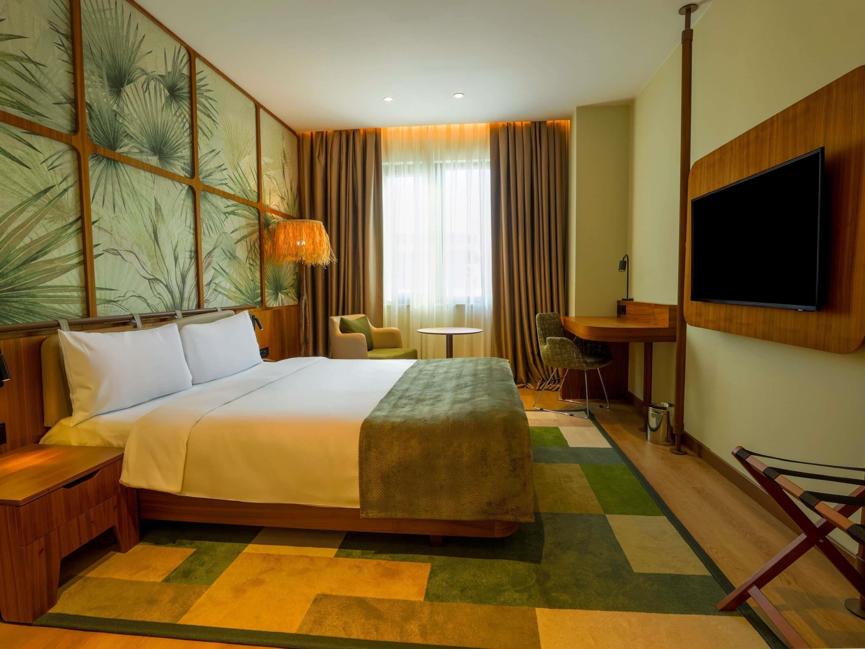 Quarto casal standard, 1 cama de casal | Cofres nos quartos, escrivaninha, cortinas blackout