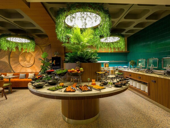 Petit déjeuner buffet servi en supplément les week-ends