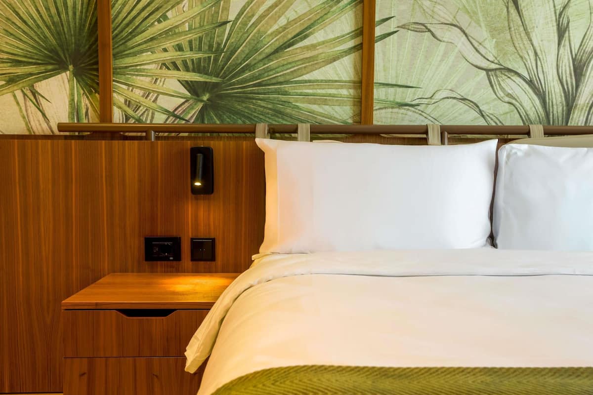 Caja de seguridad en la habitación, escritorio y cortinas blackout