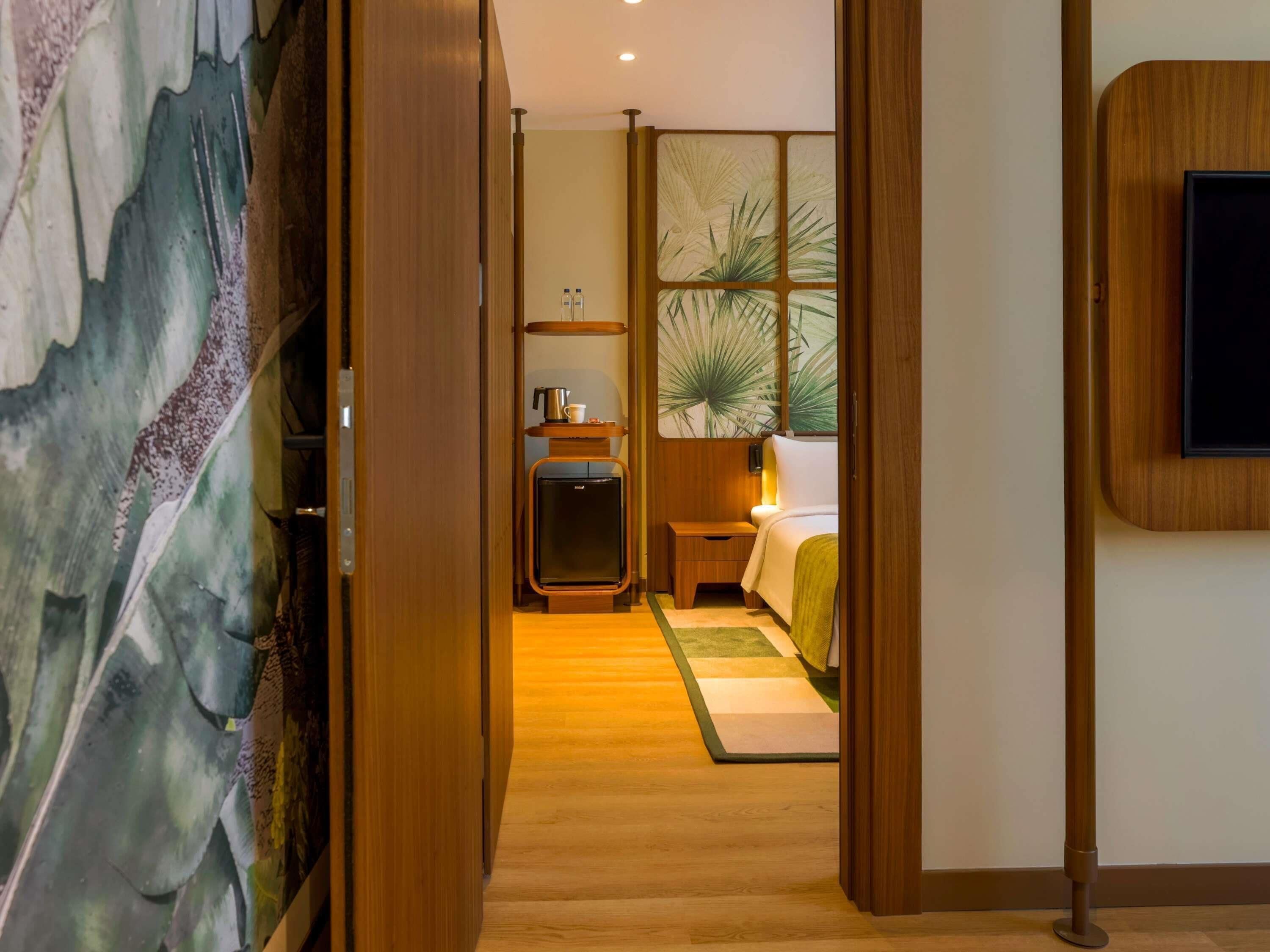 Safe på rommet, skrivebord, blendingsgardiner og lydisolert