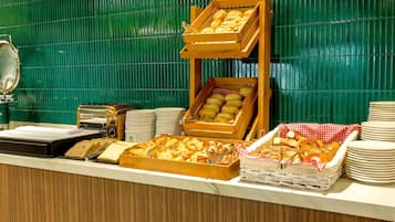 Petit déjeuner buffet servi en supplément les week-ends