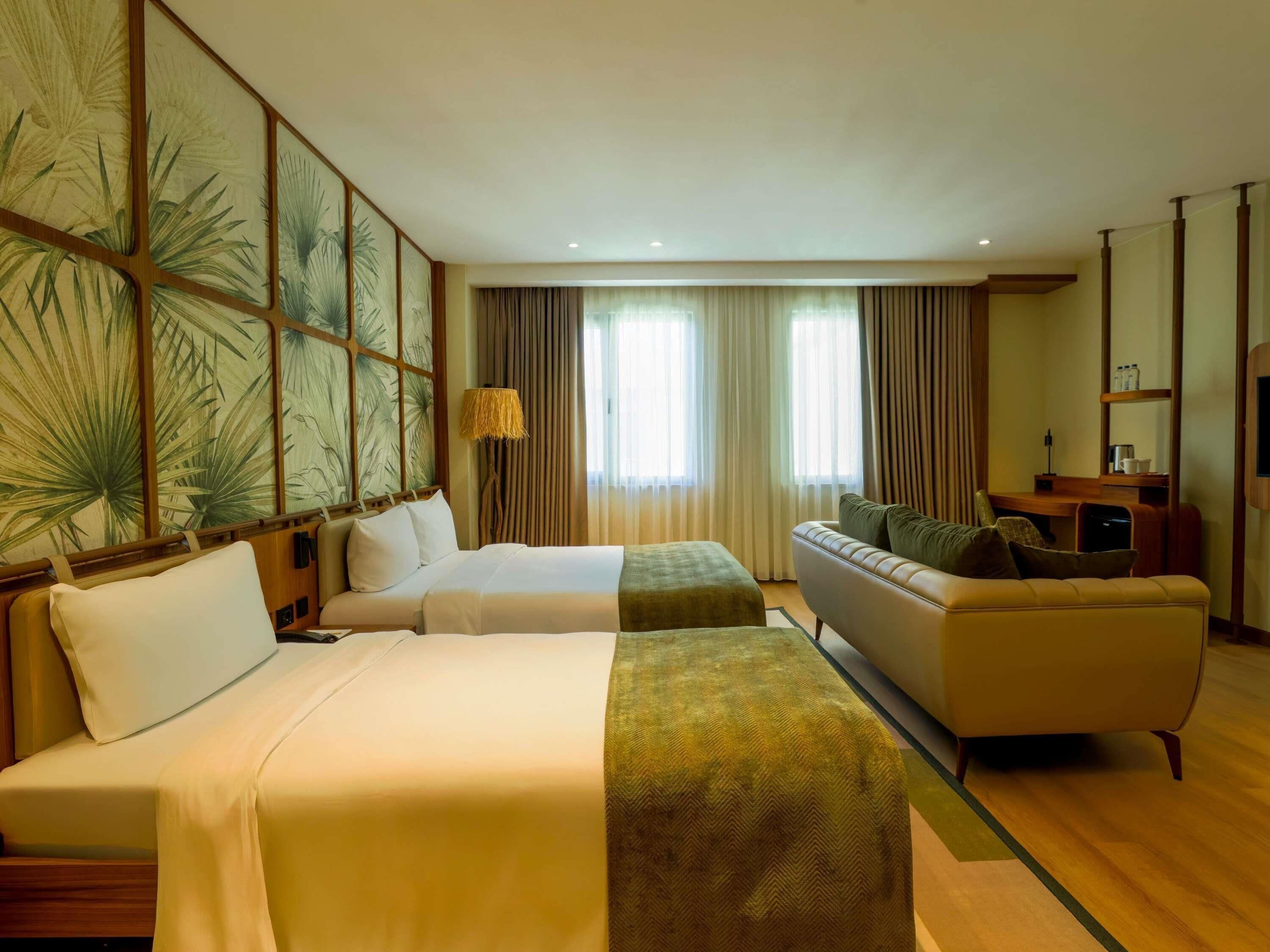 Quarto triplo superior, várias camas | Cofres nos quartos, escrivaninha, cortinas blackout