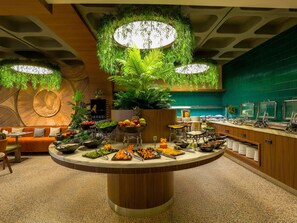 Buffet déjeuner servi en supplément les fins de semaine