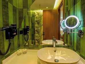 Een douche, een regendouche, een haardroger, pantoffels