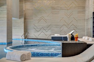 Una piscina cubierta